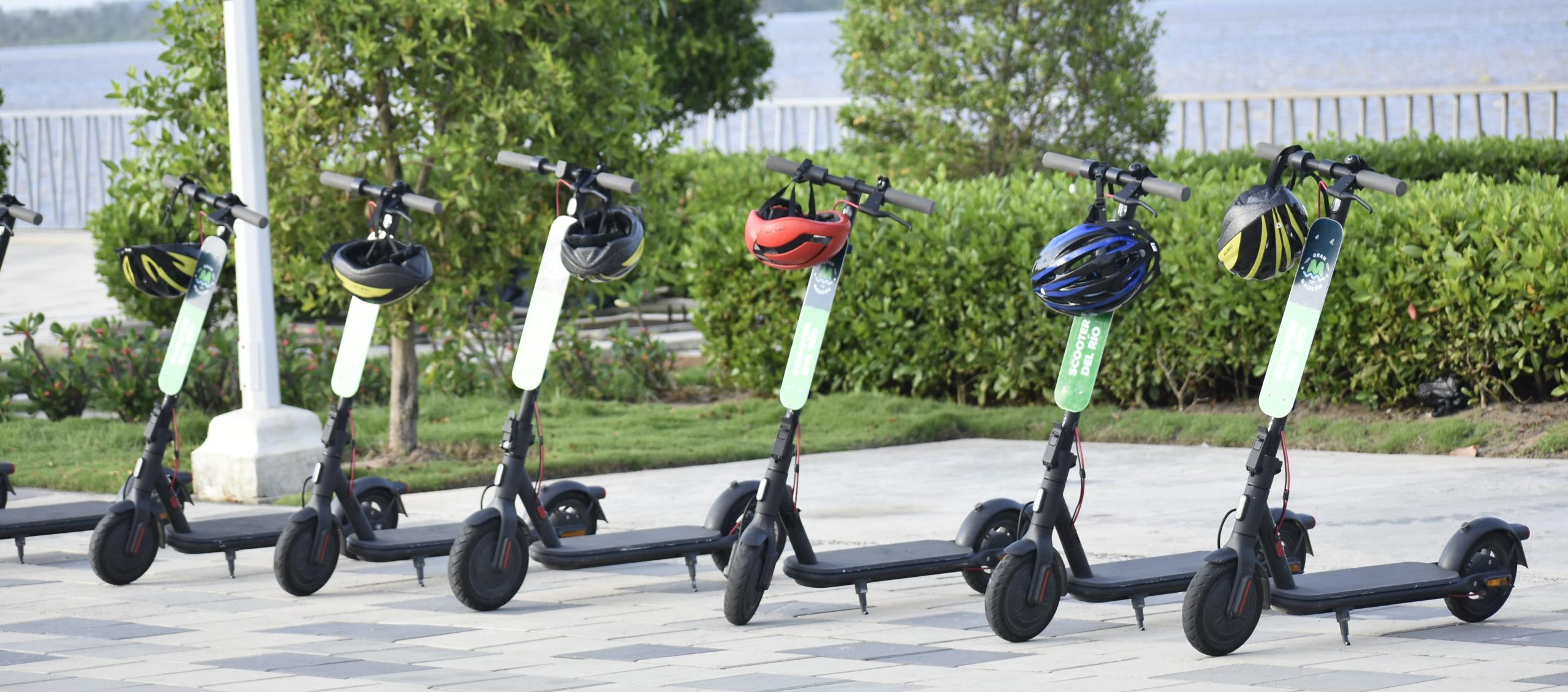 Patinetas en el Gran Malecón del Río.