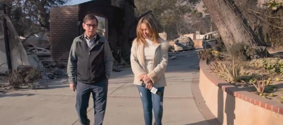 La periodista Tanya Charry recorriendo una de las zonas devoradas por los incendios en Los Ángeles.