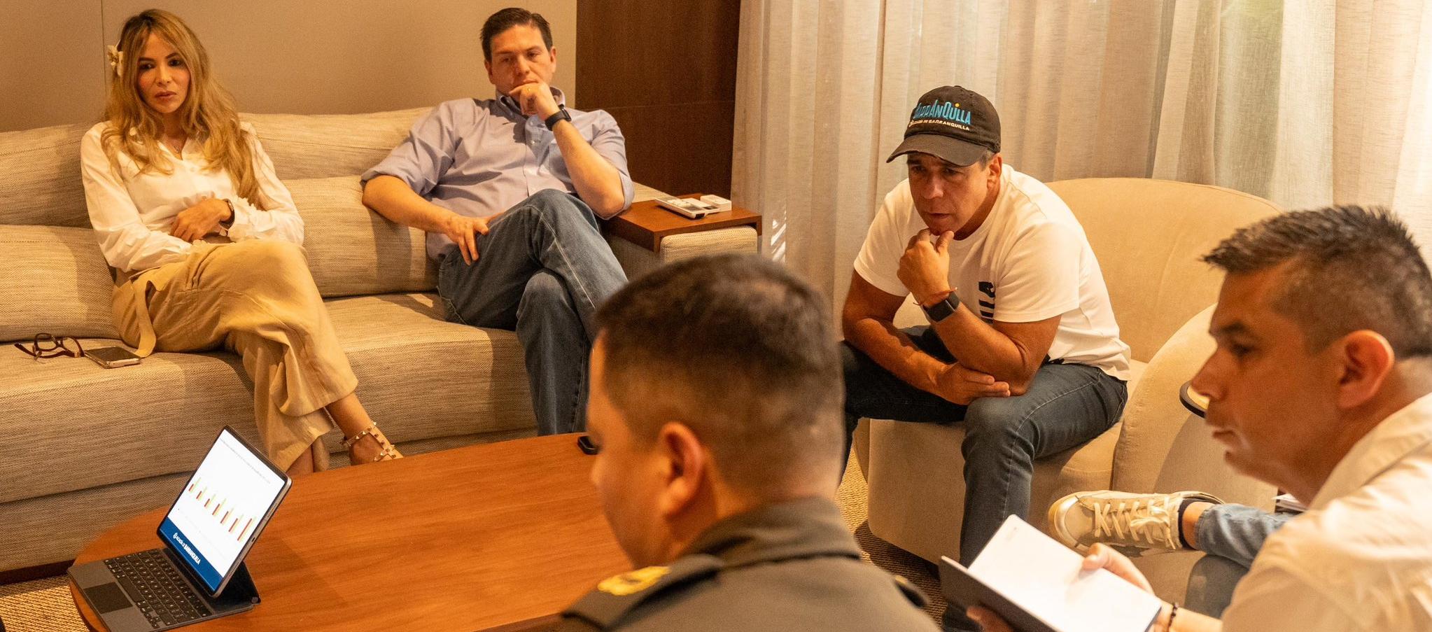 El exministro Juan Carlos Pinzón en una reunión de seguridad con el Alcalde Alex Char.