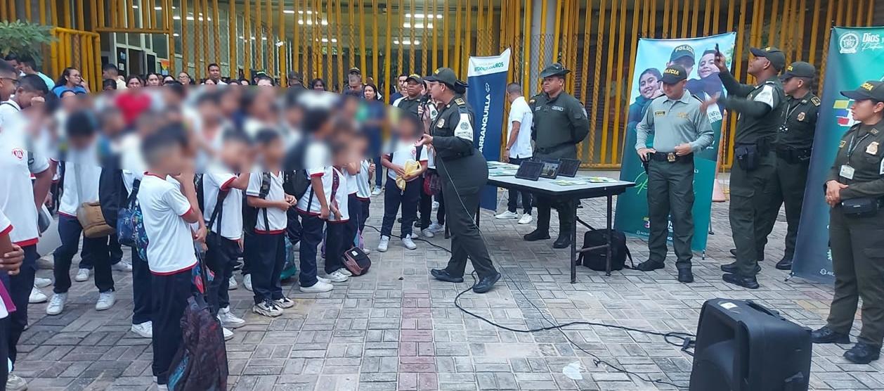 La Policía dando la bienvenida a los estudiantes en un colegio de Barranquilla. 
