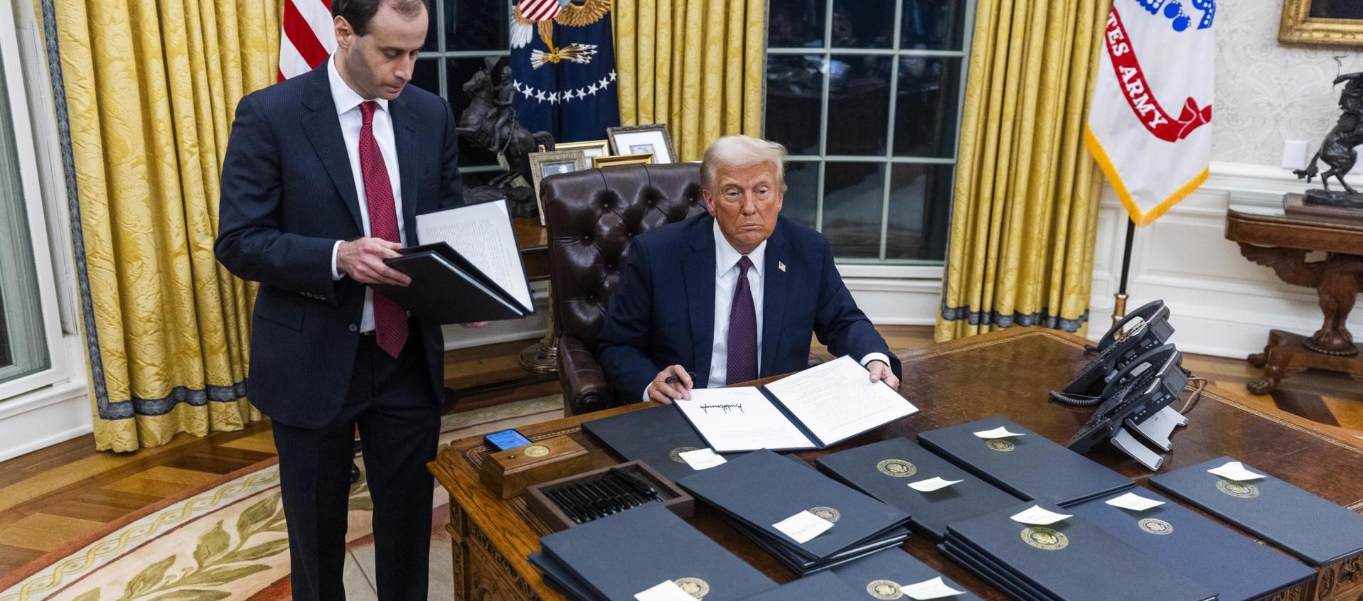 Donald Trump en el despacho oval firmando los decretos. 