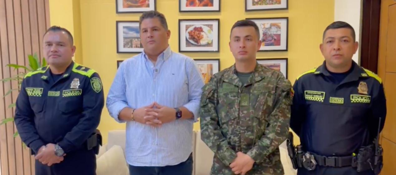 El alcalde Edinson Palma con las autoridades de Policía y Ejército. 