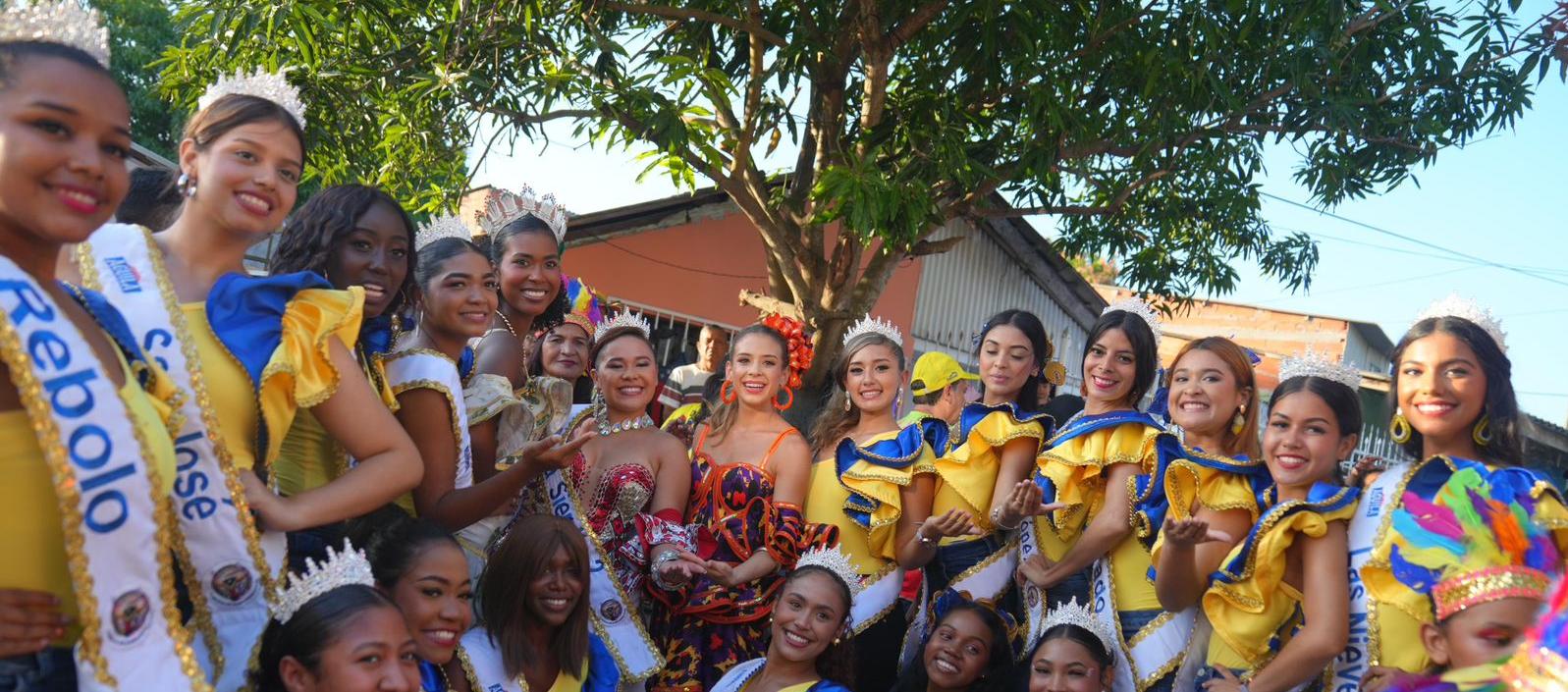 Recorrido carnavalero con el Reinado Popular.