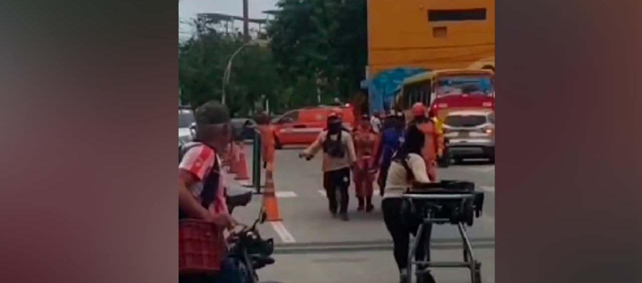 Momento en que el bañista es trasladado al Hospital de Puerto Colombia. 