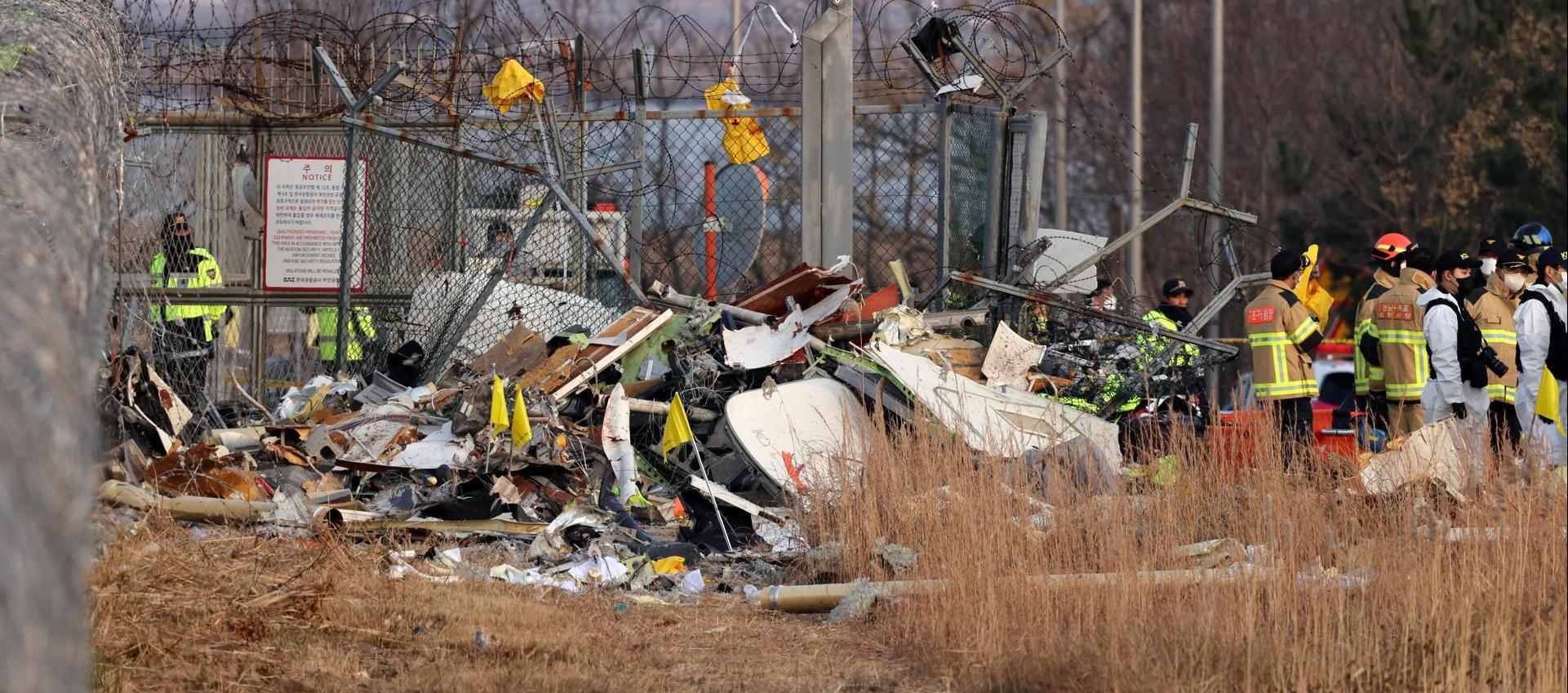 Restos del avión de Jeju Air en el Aeropuerto Internacional de Muan, Corea del Sur. 