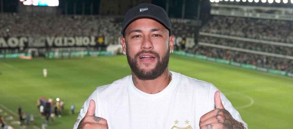 Neymar en una visita al estadio del Santos en 2024.