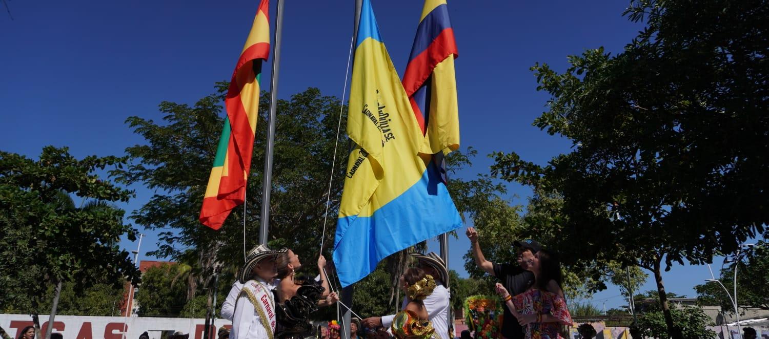 Izada de la bandera del Carnaval 2025 en la Intendencia Fluvial de Barranquilla. 