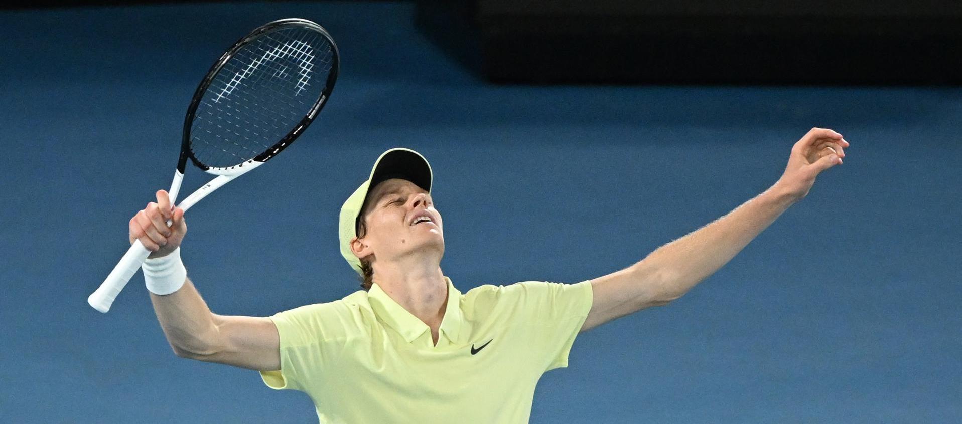 Jannik Sinner celebrando el título.