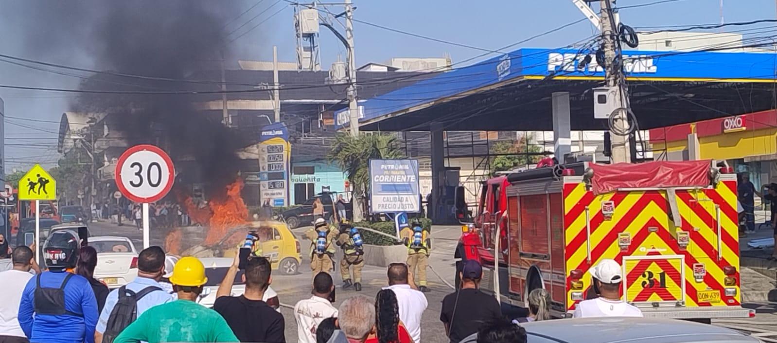 Los bomberos controlando la emergencia en la carrera 43. 