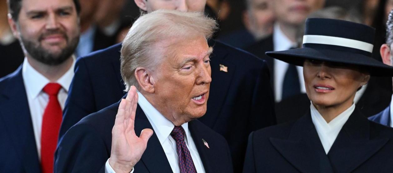Donald Trump juramentando en el Capitolio.