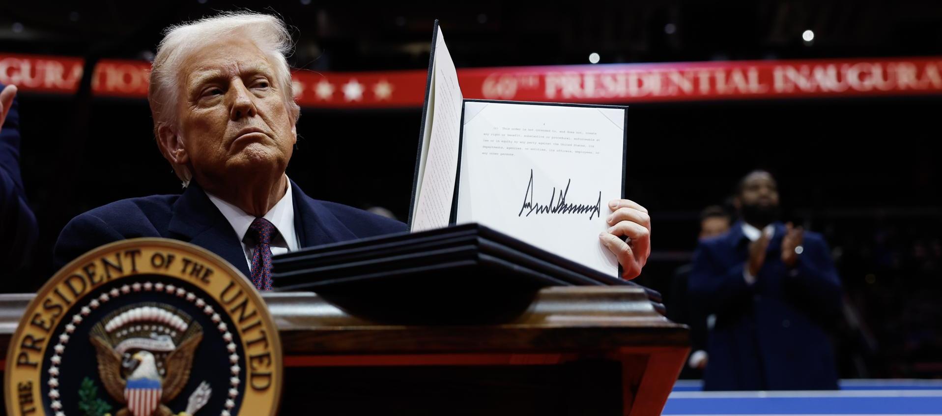 Donald Trump al firmar el decreto. 