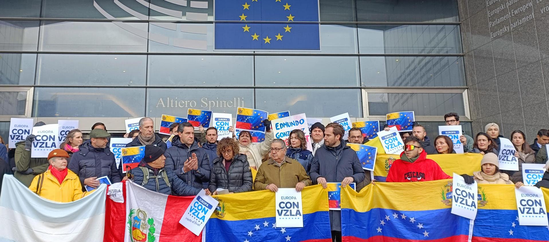Venezolanos protestan frente a la Eurocámara en Bélgica. 