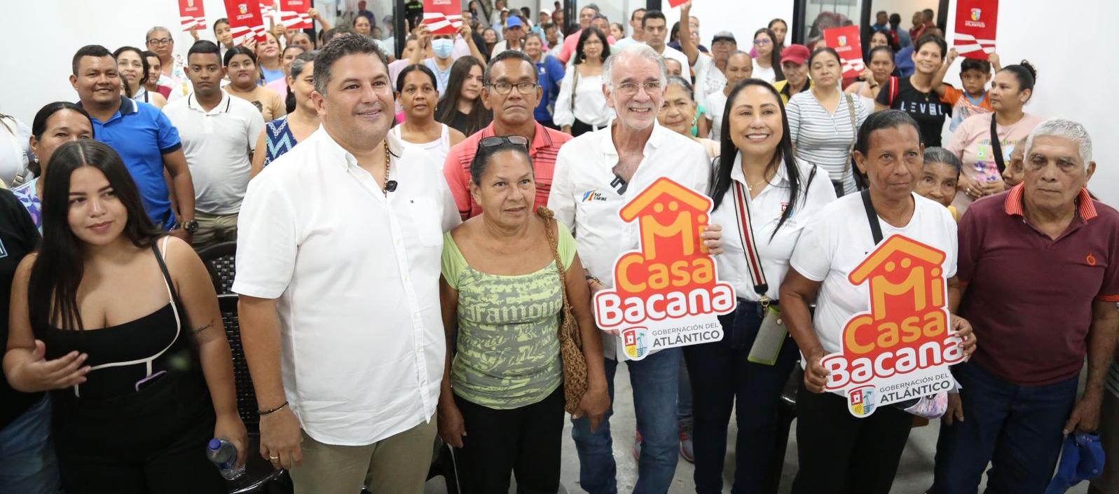 Eduardo Verano en la entrega de los primeros títulos de propiedad este 2025.