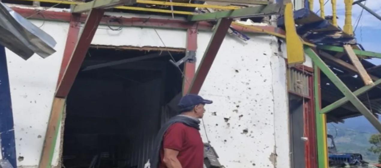 Una de las cargas explosivas originó afectación en las viviendas. 