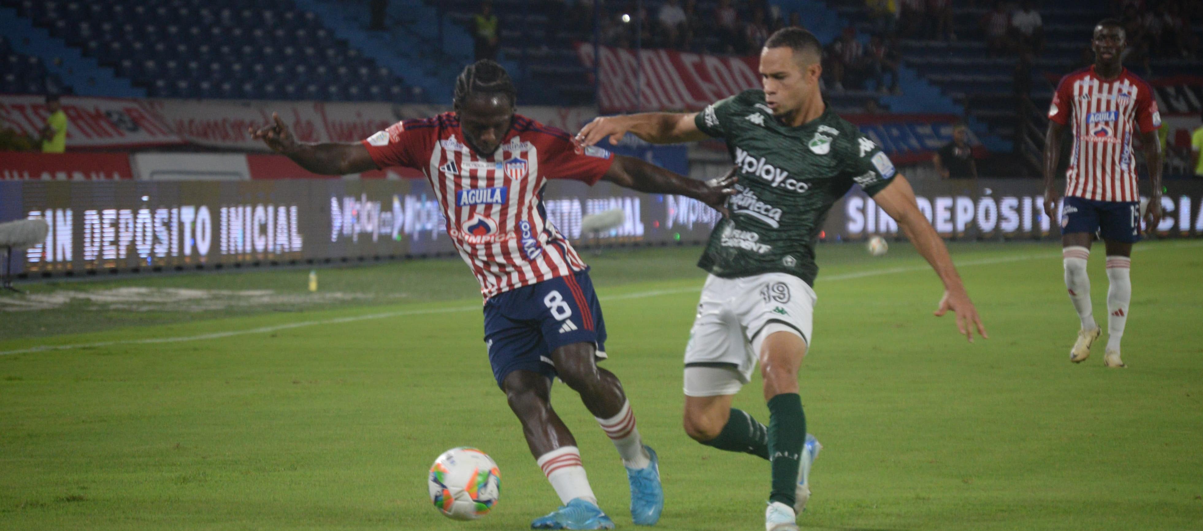 Acción de juego en un partido entre Junior y Cali en el Metropolitano en 2024.