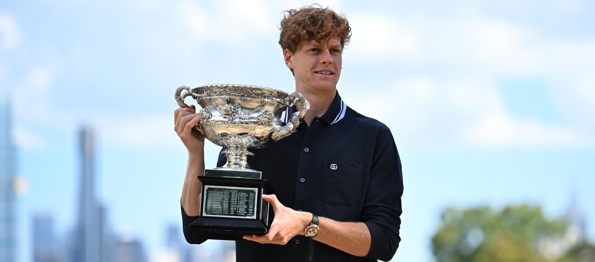 Jannik Sinner con el trofeo de campeón del Abierto de Australia.