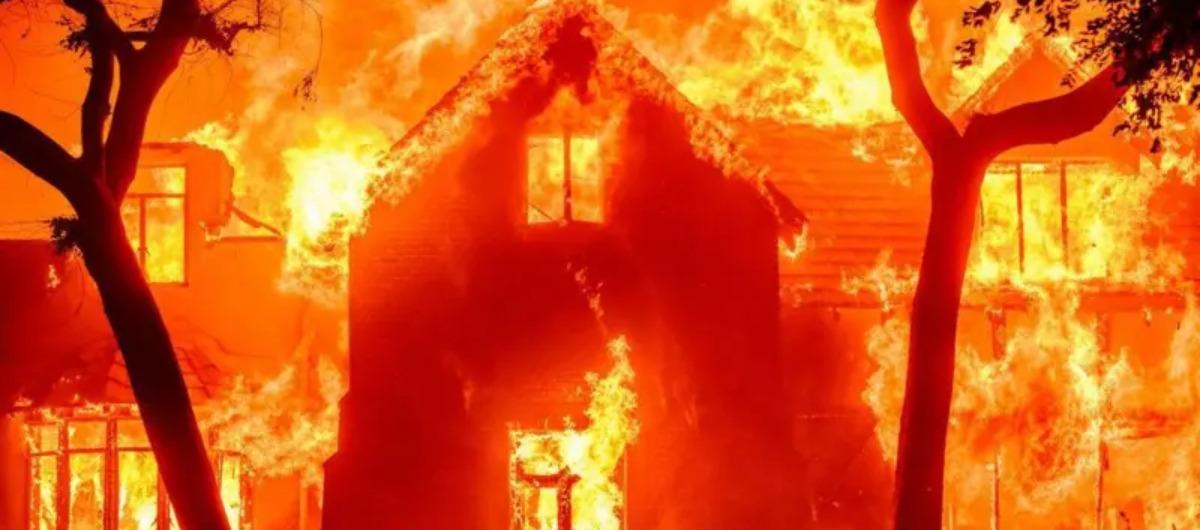 Grandes casas en Palisades han quedado consumidas por el fuego.