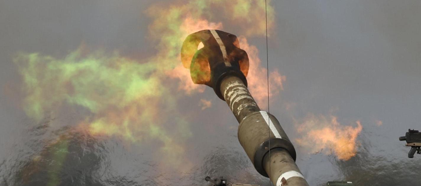 Unidades de artillería israelí abriendo fuego en la Franja de Gaza.