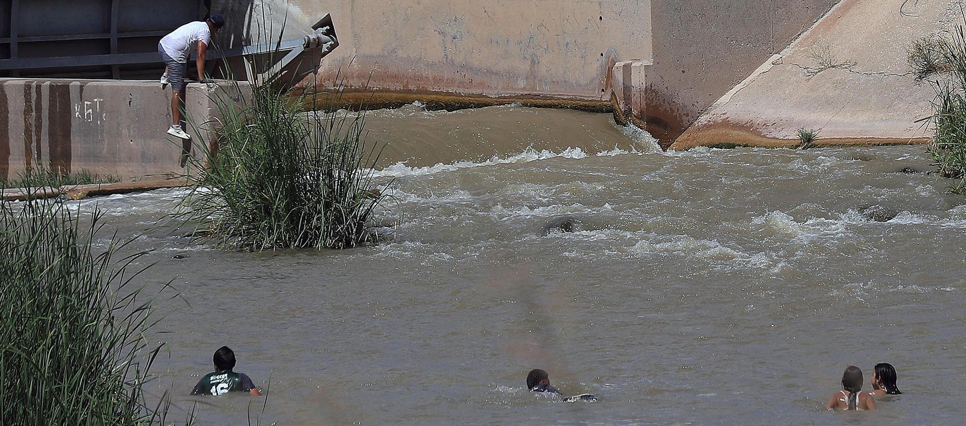 Un grupo de migrantes que cruzan el río Bravo, frontera natural entre México y EE.UU.