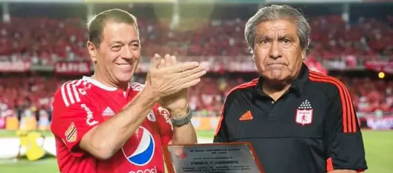 Jorge Cáceres en un homenaje en Cali con el dueño del América, Tulio Gómez. 