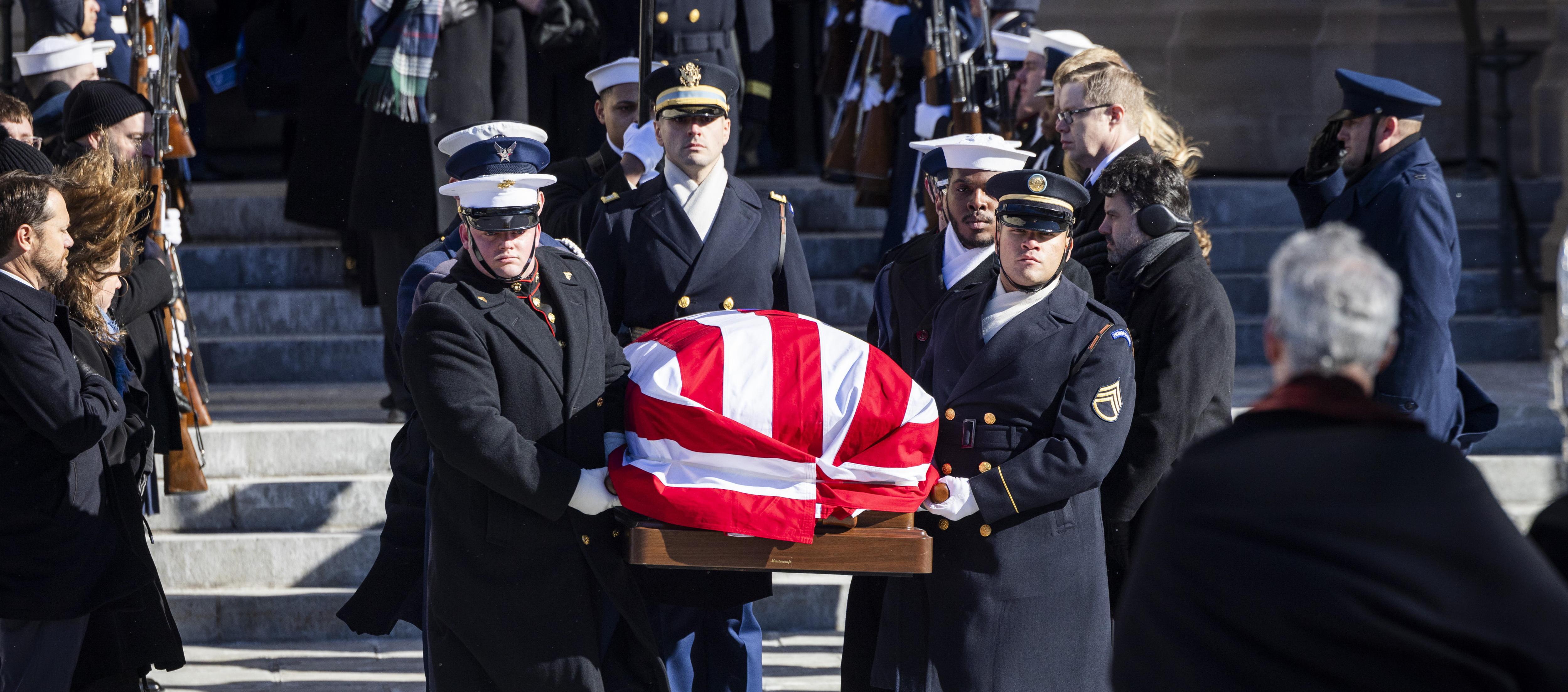 El féretro con los restos de Jimmy Carter cuando era sacado de la Catedral Nacional.