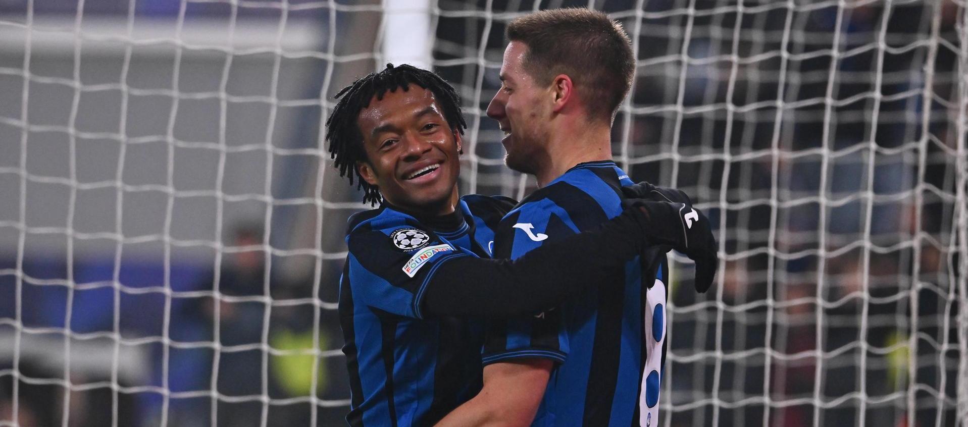 Juan Guillermo Cuadrado celebrando un gol con Mario Pasalic.