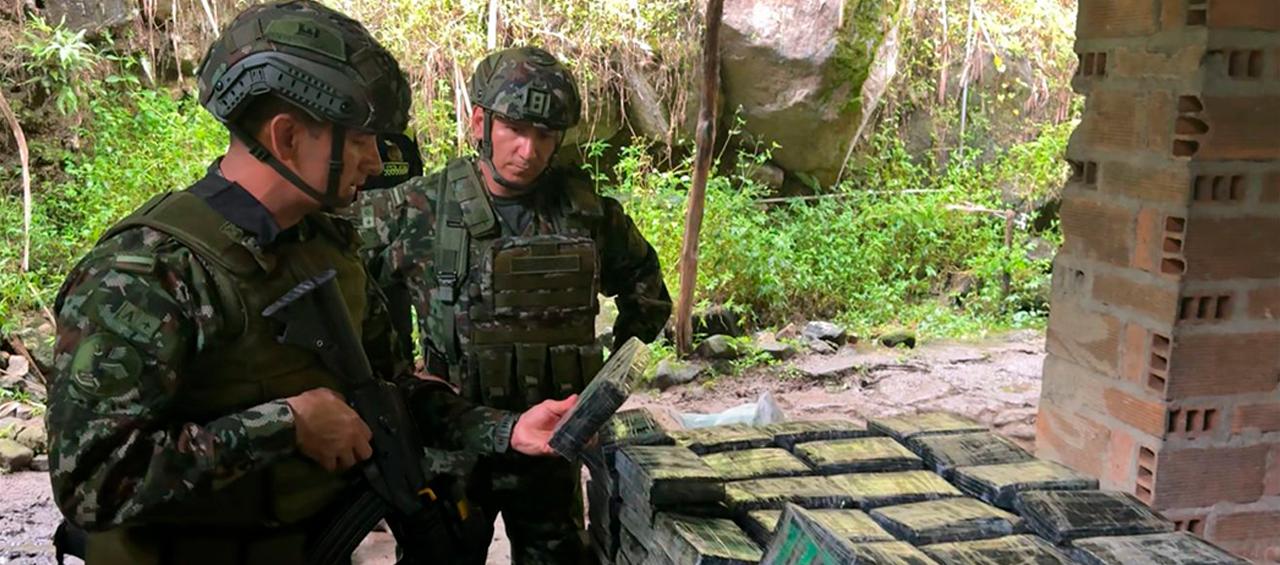 Según el Ejército, las armas y la cocaína pertenecen al grupo Edwin Román Velásquez Valle.