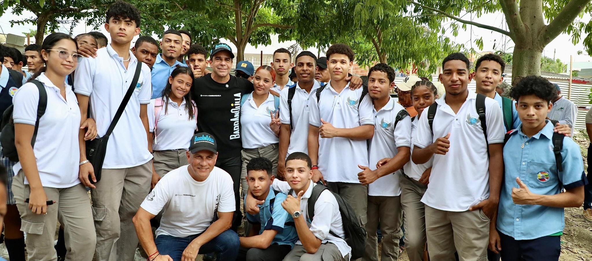 Alejandro Char con estudiantes de Barranquilla. 