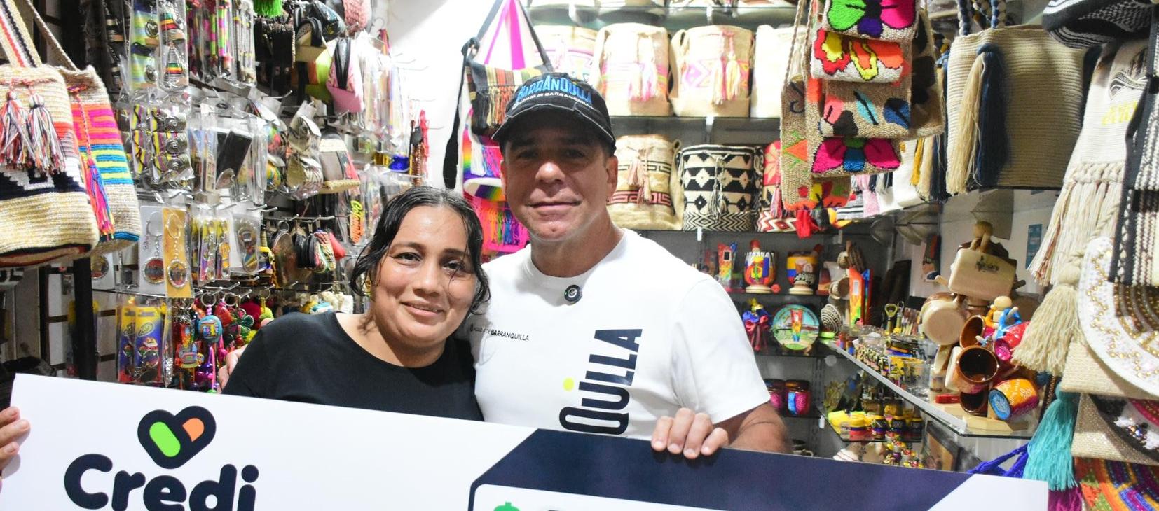 Alcalde Alejandro Char entregando un crédito a una comerciante. 