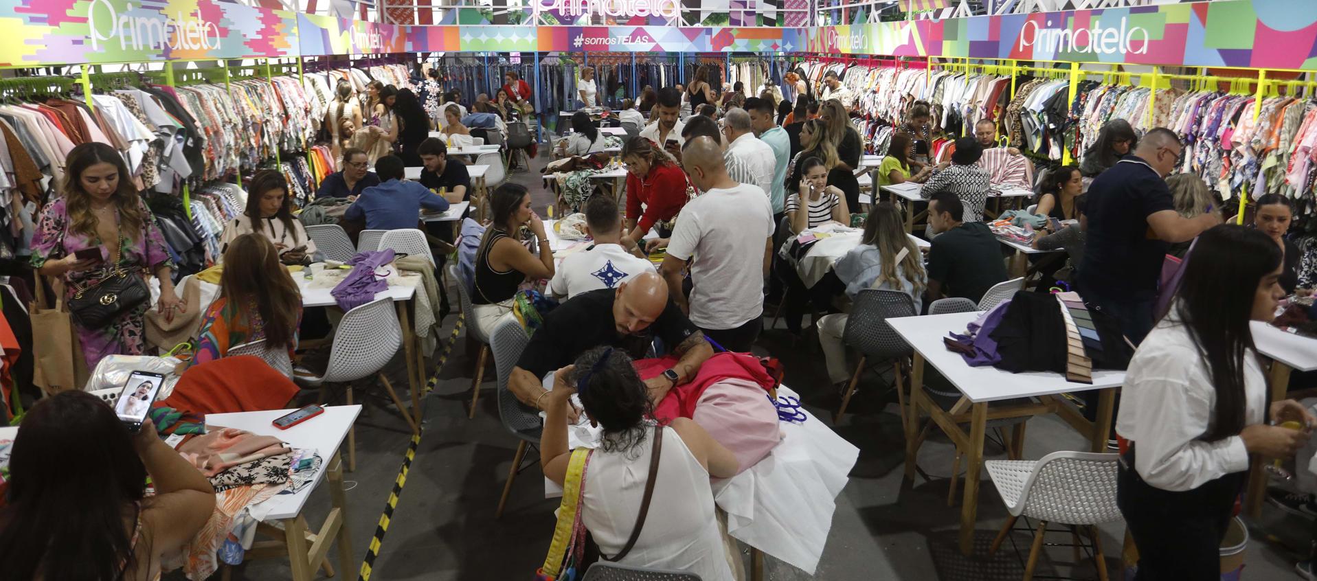 Las personas participando en la feria Colombiatex.