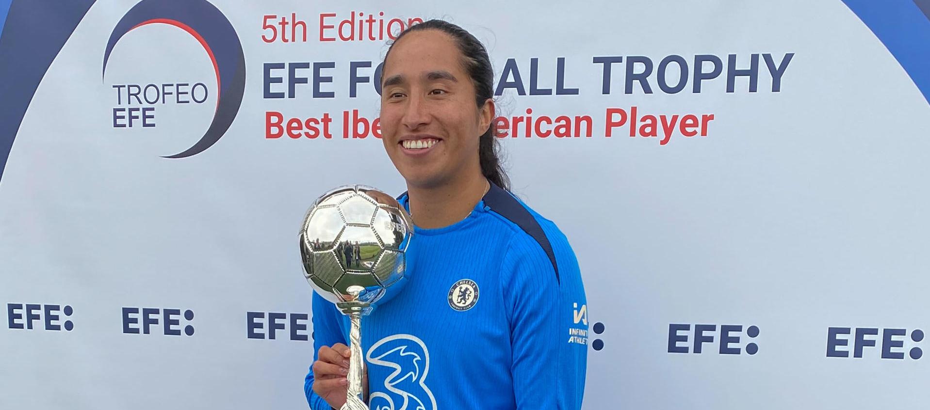 Mayra Ramírez posando con el trofeo a mejor jugador iberoamericana del 2024.