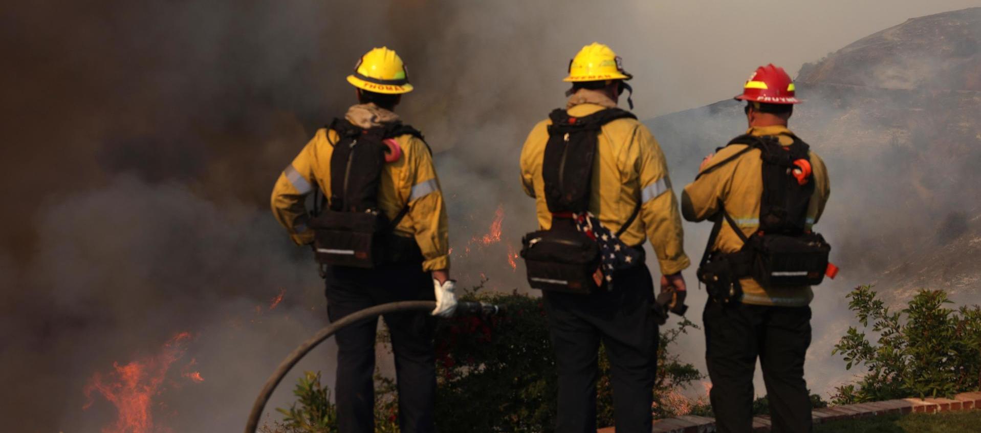 Bomberos tratan de controlar los incendios.