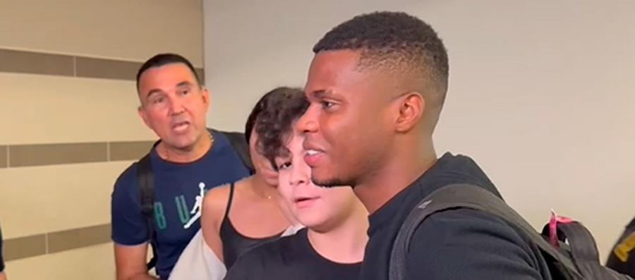 Déiber Caicedo a su llegada al aeropuerto Ernesto Cortissoz.