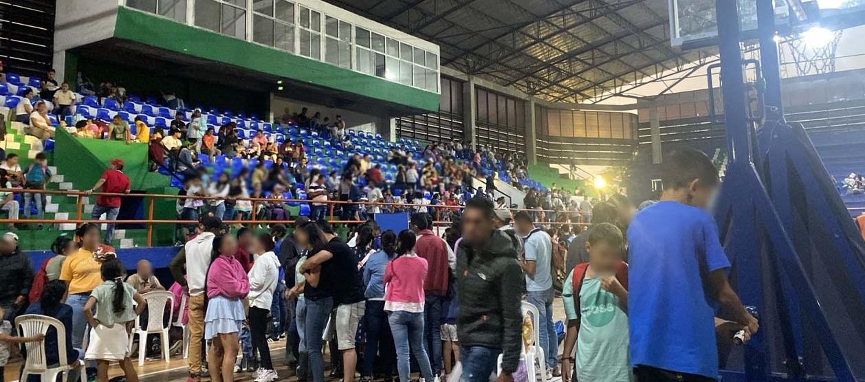 Personas desplazadas del Catatumbo son atendidas en un albergue temporal en Ocaña. 