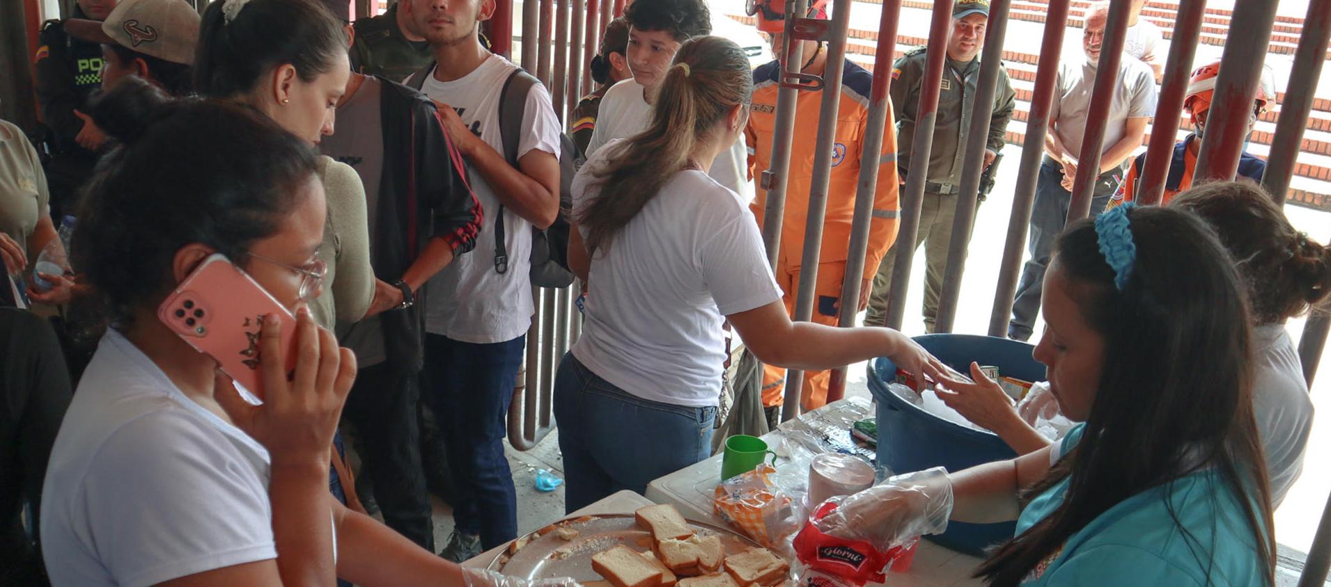 Personas desplazadas por la violencia en la región del Catatumbo reciben alimentos en el estadio General Santander