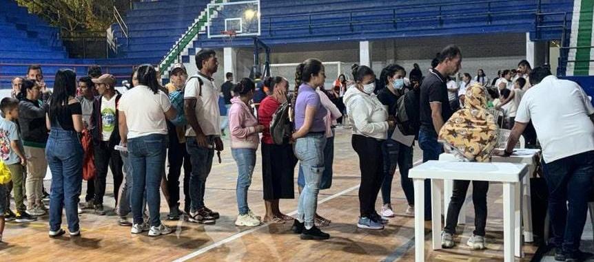 Cientos de personas han tenido que salir de sus casas huyendo del conflicto en el Catatumbo.
