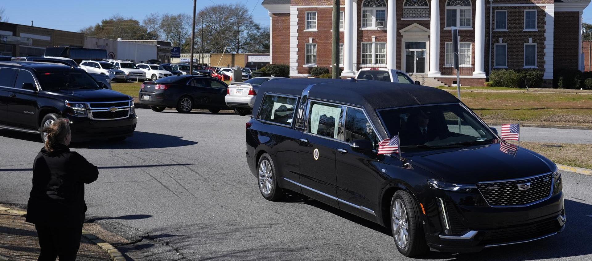 Paso del coche fúnebre que transporta el ataúd del expresidente de EE.UU. Jimmy Carter.