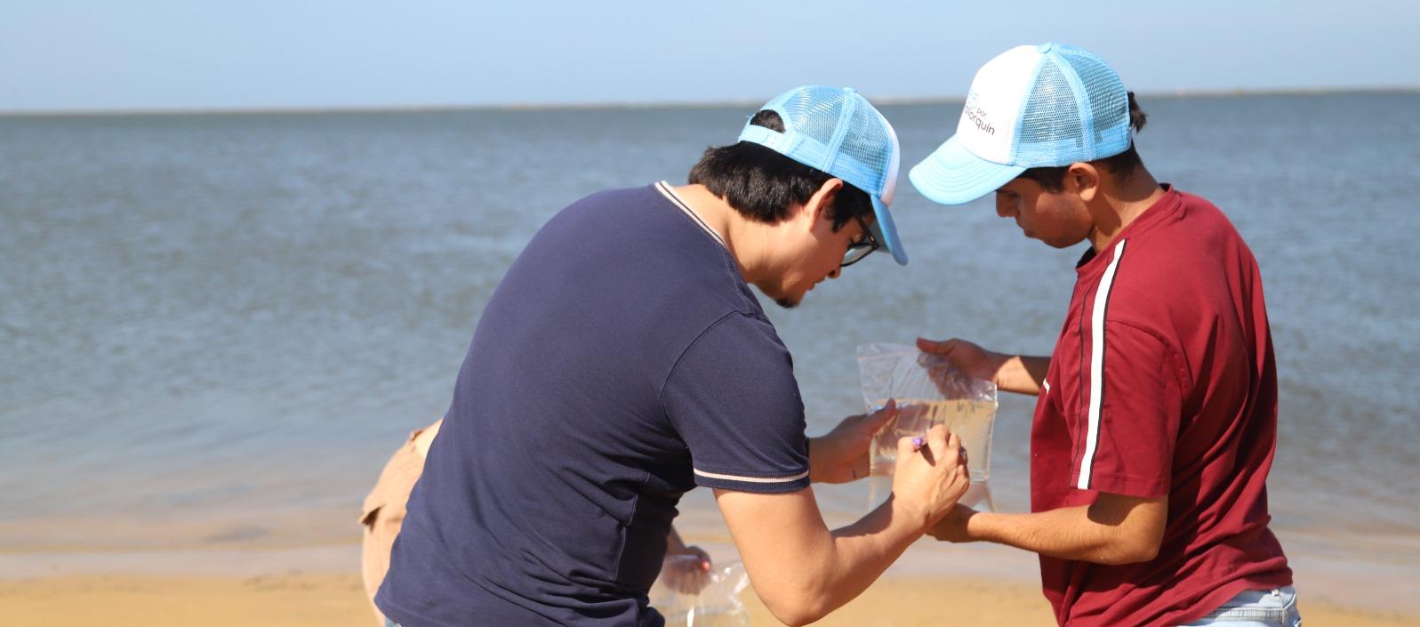 Investigador durante la recolección de muestras. 