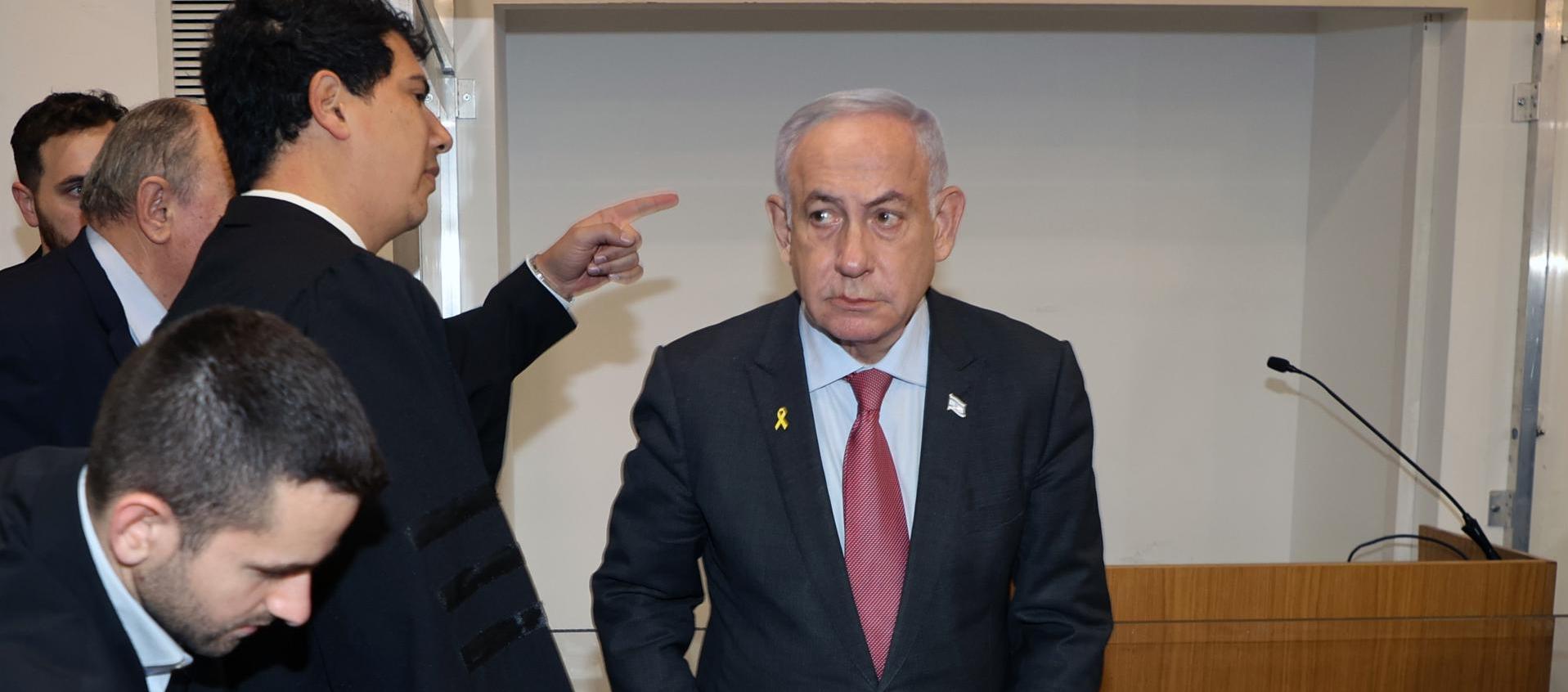 Benjamín Netanyahu en su juicio este lunes en Tel Aviv.