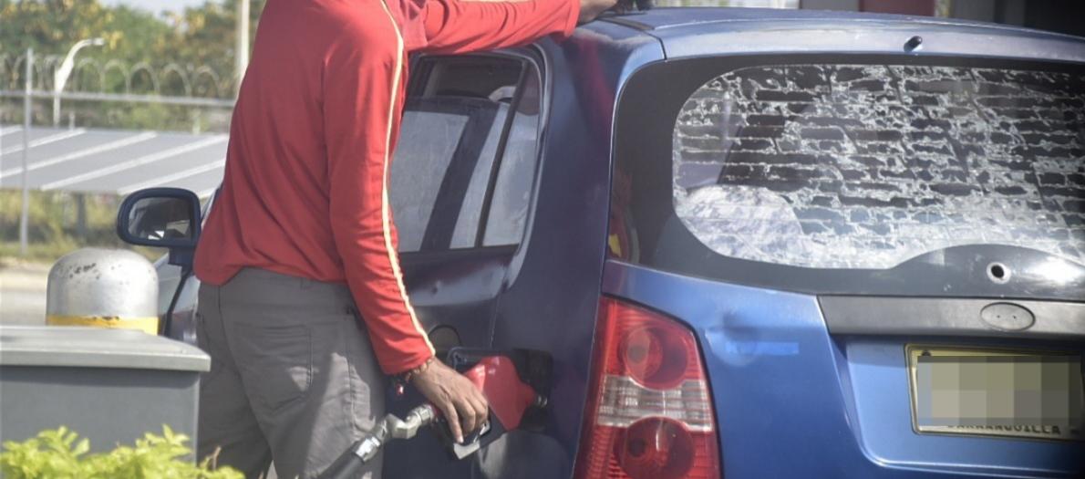 Bombero durante sus labores en la estación de servicio. 