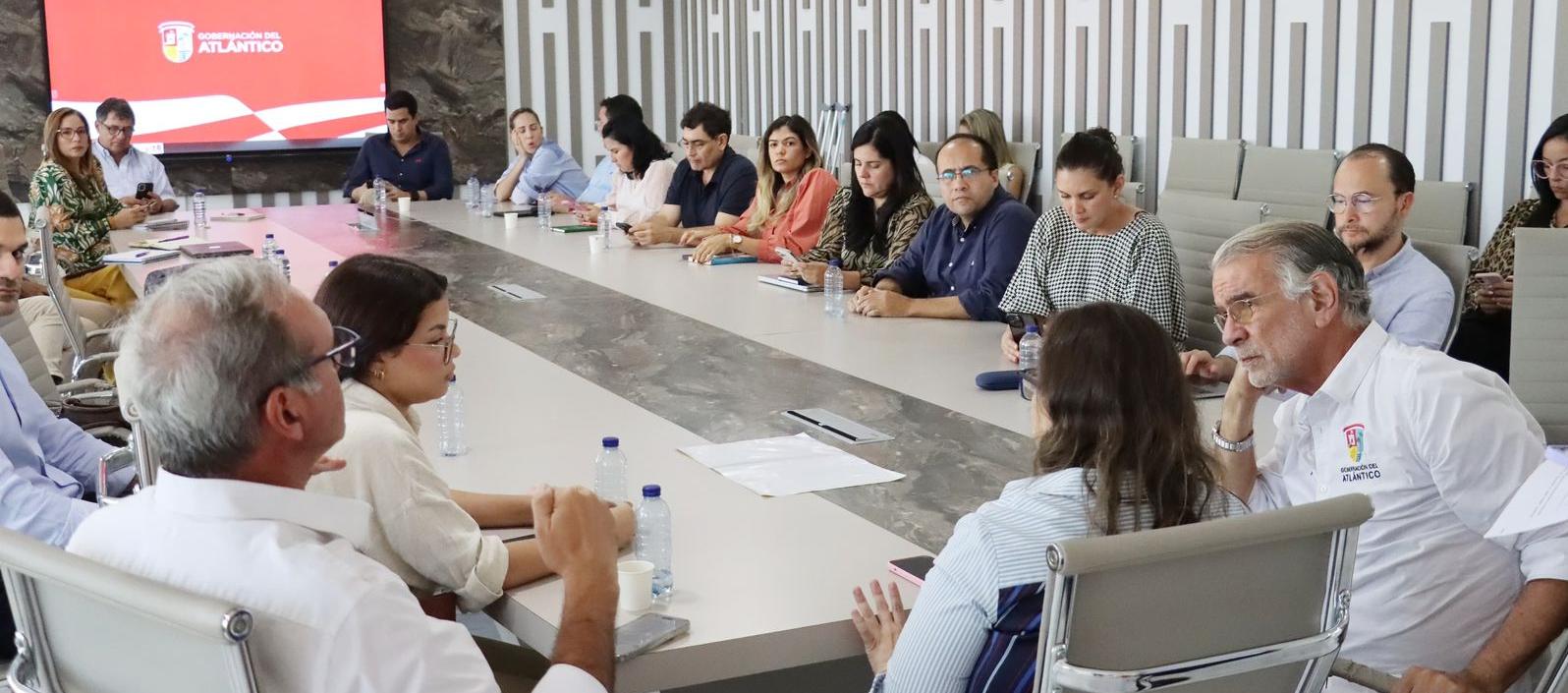 Aspecto de la reunión del gobernador Eduardo Verano y los gremios del Atlántico.