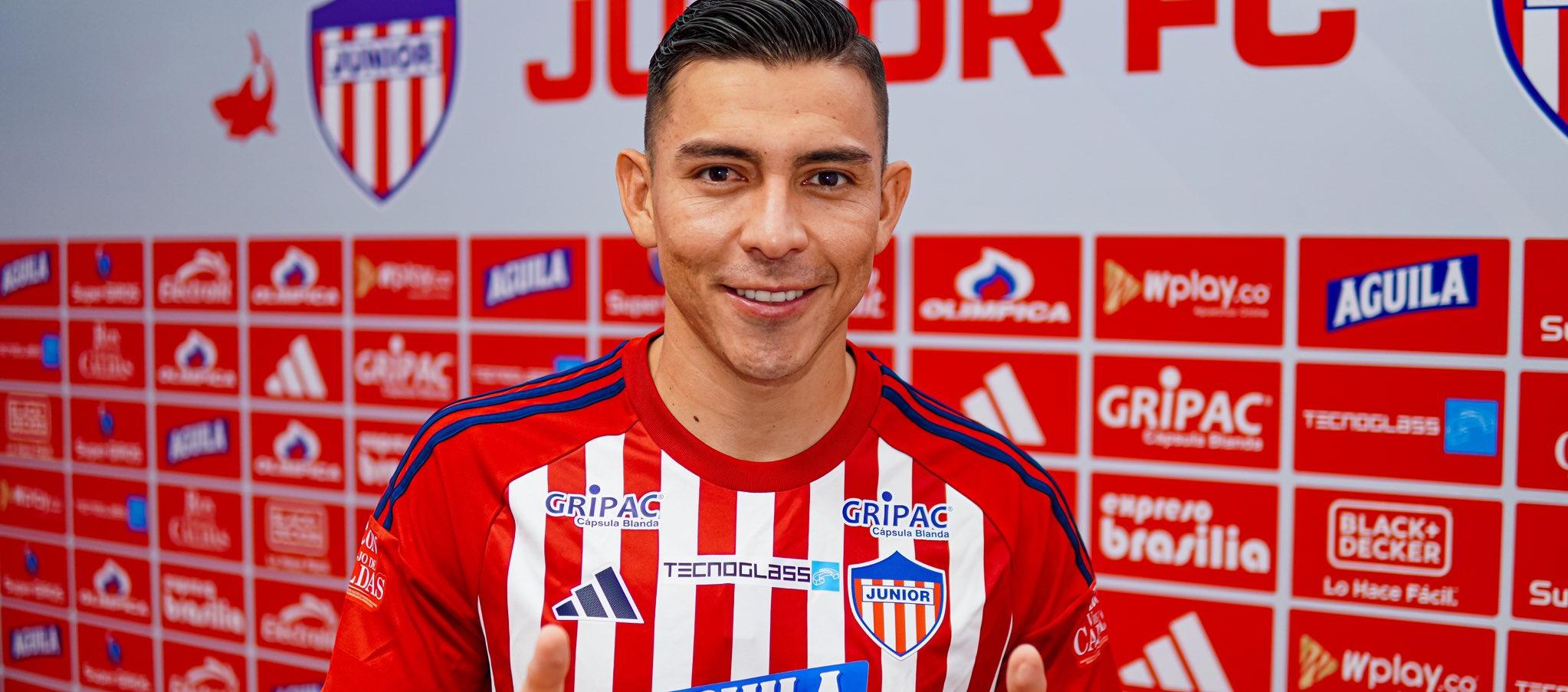 Harold Rivera con la camiseta del Junior en su presentación. 