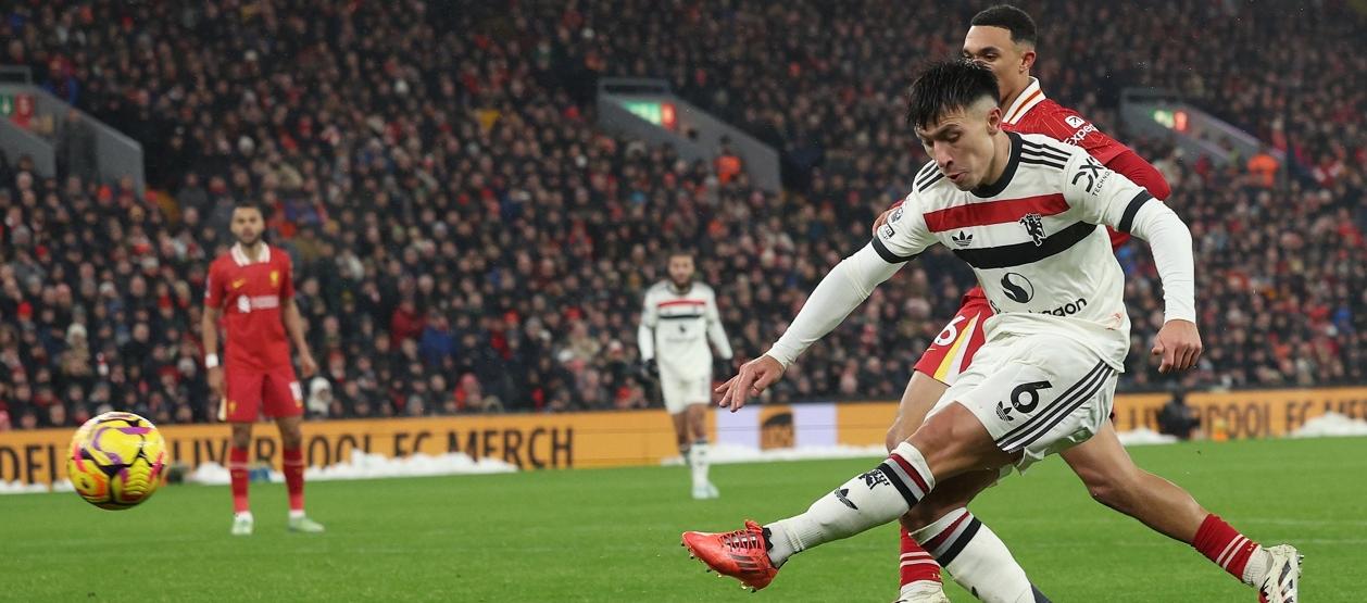 Lisandro Martínez saca el zurdazo que significó el primer gol del Manchester United. 