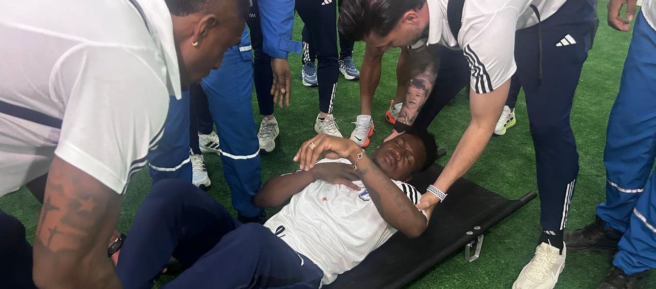 Iván Arboleda, arquero suplente de Millonarios, mientras era atendido.