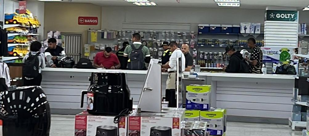 Instalaciones del supermercado en donde encontraron el cuerpo del hombre muerto.