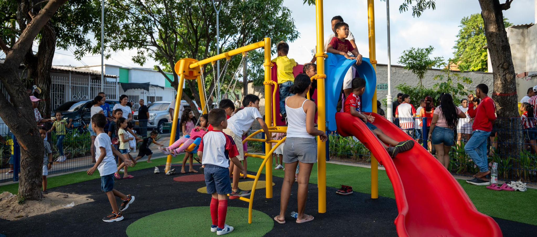 Niños y niñas disfrutando del parque El Milagro. 