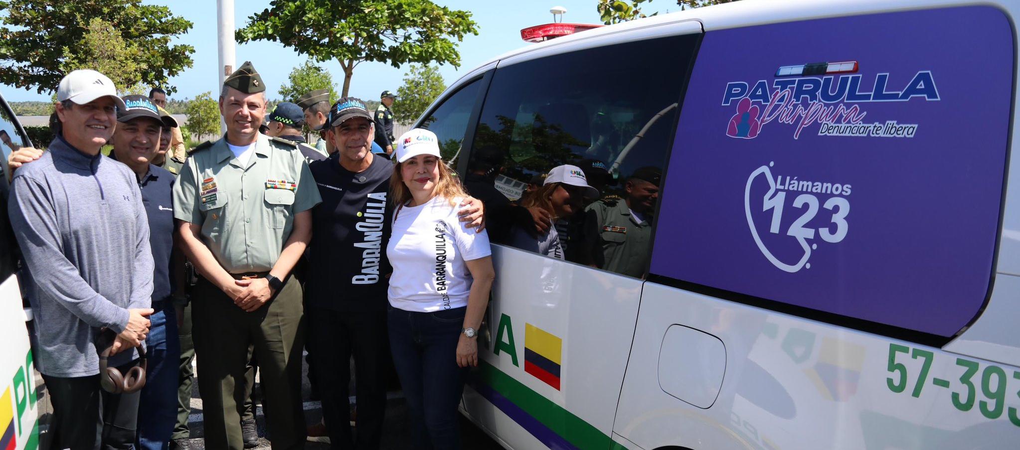 Alcalde Alejandro Char durante la entrega de los CAI móviles. 