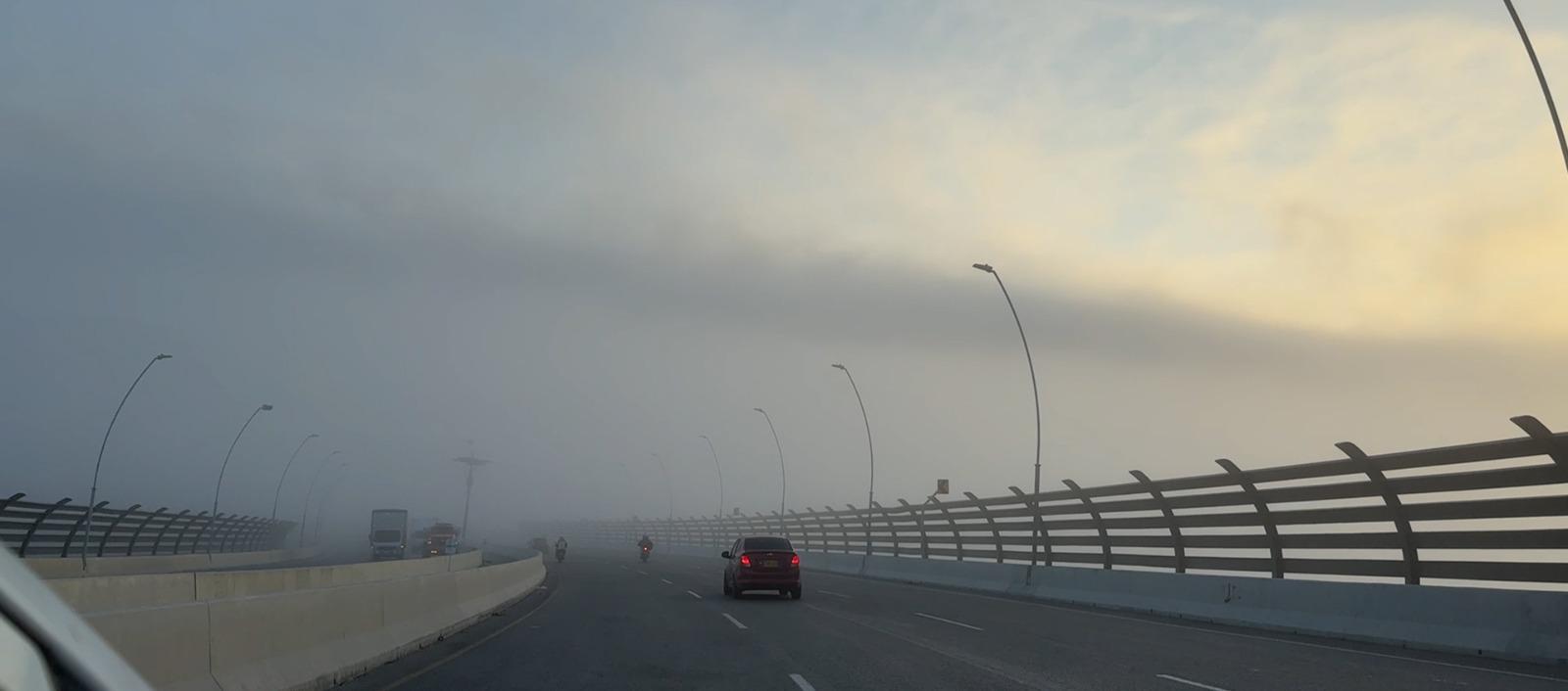 El humo cubre gran parte de Barraquilla, a la altura del puente Pumarejo. 