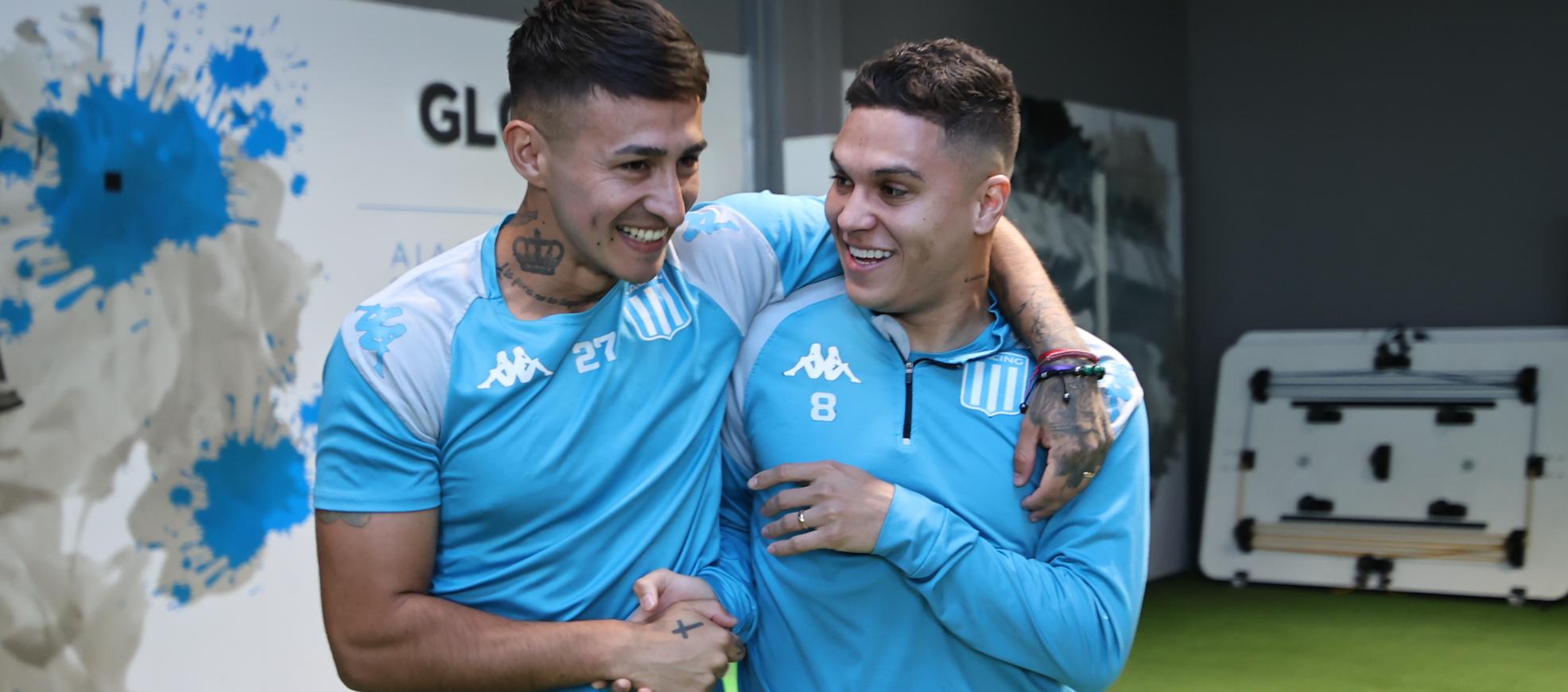 El colombiano Juan Fernando Quintero con Matías Rojas.