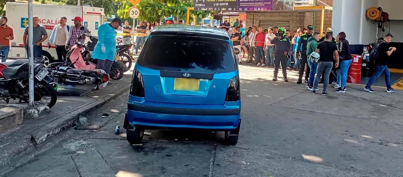 Vehículo que reparaban las víctimas. 